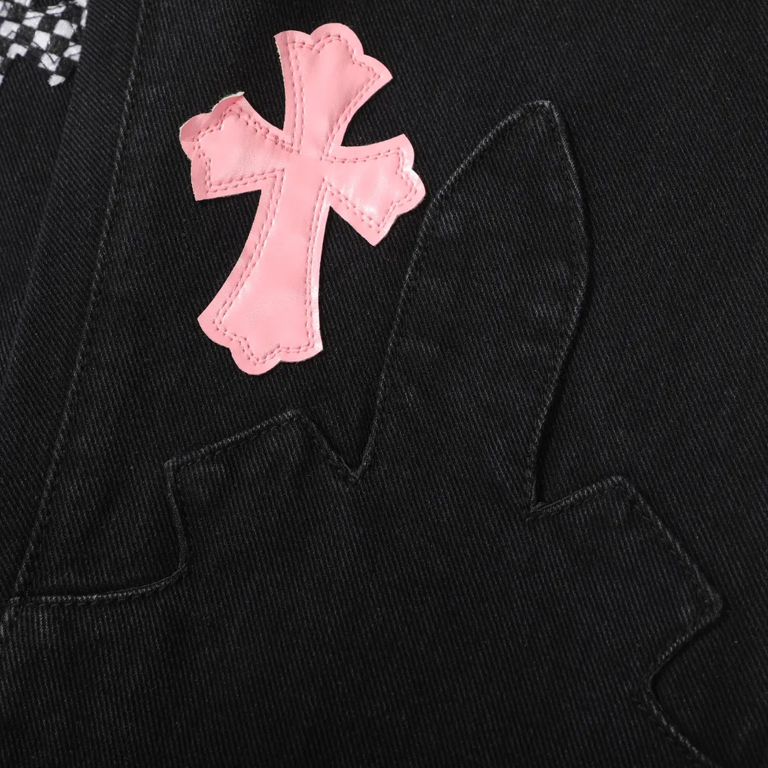 P280 (top version) Chrome hearts new city-limited flame plaid black and pink jeans Chrome hearts city-limited jeans Hardware customization Original development vintage levis American-made 501 black and gray base remake Levi's American-made 501 base imported sheepskin 925 silver remake [Top heavy industry fashion design] Consistently high-street luxury style. Speaking of this style, the Zangyin family and GU family are definitely the leading representative brands. Especially the Zangyin family has really achieved a state-of-the-art effect in creating high-street style. The unique washed material is used to create this style. The color system is already quite eye-catching. After it is decorated with patchwork cross flowers, it cleverly highlights the charm of the brand. Secondly, this style uses classic The high-waist cutting design highlights the long legs and fashionable temperament of the upper body. The brand is highly recognizable and the slim fit configuration is more suitable for daily wear. It is a product that interprets personality, fashion, and specifications at a glance. This single product is enough to make any fan excited. It can be a white T-shirt for a youthful college style, or a tight suspender for a royal style. It has strong matching ability and can be easily controlled by men.  [Materials and craftsmanship] Needless to say, this point goes without saying. As an excellent craftsman brand, Zangyin’s requirements for details and craftsmanship are really perfect. The washed color of this model has gone through so many processes, not to mention the embellishment of denim appliques. It is also purely hand-made and sewn. Just like what they believe in, only hand-made things have soul and have the meaning of wear. A top-notch heavy-duty fashionable denim item, I look forward to your perfect interpretation! !  Color: Black Size: S M L XL